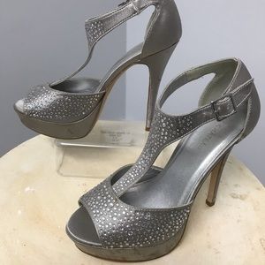 Size 6 Silver Le Chateau Heels